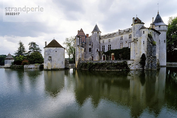 Wasserschloss und Wohnort des Schriftstellers Michel de Montaigne  PÈrigord  Frankreich  Europa