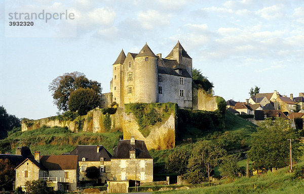 Burg über mittelalterlichem Dorf  Morgensonne  PÈrigord  Dordogne  Frankreich  Europa