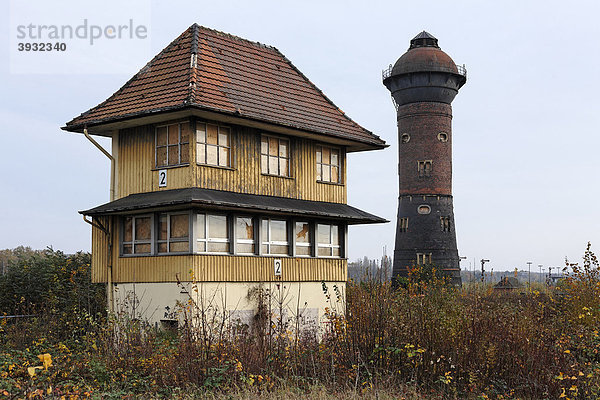Altes Stellwerksgebäude von 1914  Wasserturm West  stillgelegter Rangierbahnhof Duisburg-Wedau  Ruhrgebiet  Nordrhein-Westfalen  Deutschland  Europa
