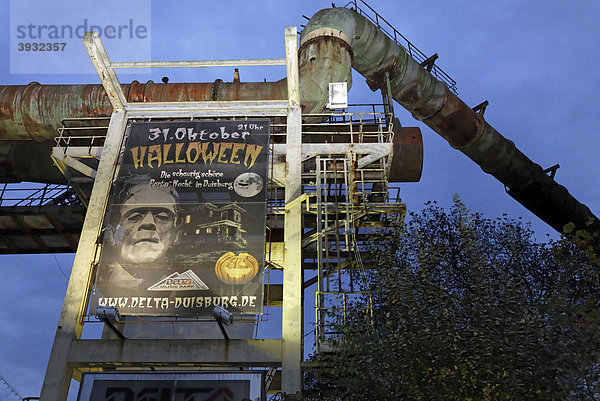 Plakat für Halloween-Party  Industriekulisse  Delta-Musik-Park  Nachtaufnahme  Duisburg-Nord  Ruhrgebiet  Nordrhein-Westfalen  Deutschland  Europa