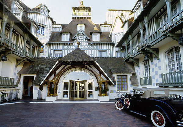 4-Sterne-Hotel Le Normandy BarriËre  Zierholz-Fassade  Oldtimer parkt vor dem Eingang  Deauville  CÙte de Fleurie  Basse-Normandie  Frankreich  Europa