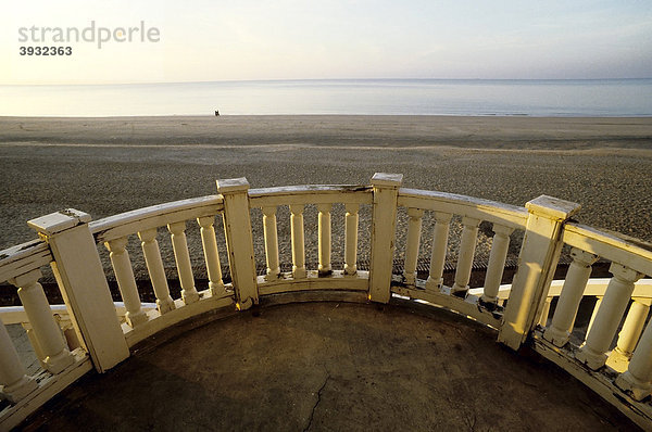 Hölzernes Geländer einer alten Villa  Blick auf menschenleeren Strand  Abendsonne  Trouville-sur-Mer  CÙte de Fleurie  Basse-Normandie  Frankreich  Europa