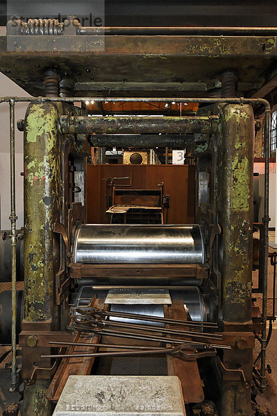 Alte Walzmaschine für Zinkbleche  stillgelegte Zinkfabrik Altenberg  LVR Industriemuseum Oberhausen  Ruhrgebiet  Nordrhein-Westfalen  Deutschland  Europa