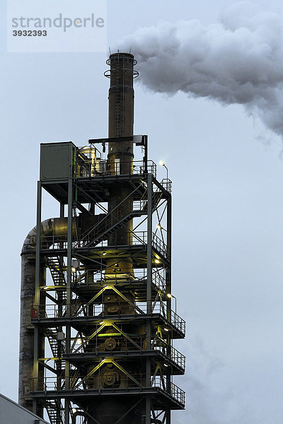 Rauchender Schornstein einer Fabrik  Sachtleben Chemie  Duisburg-Homberg  Ruhrgebiet  Nordrhein-Westfalen  Deutschland  Europa
