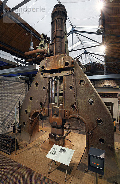 20 Tonnen-Dampfhammer von 1910  stillgelegte Zinkfabrik Altenberg  LVR Industriemuseum Oberhausen  Ruhrgebiet  Nordrhein-Westfalen  Deutschland  Europa