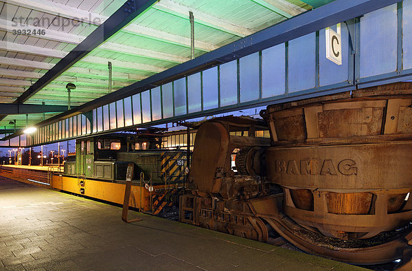 Historischer Zug mit Schlackenpfannenwagen  Museumsbahnsteig Oberhausen  Ruhrgebiet  Nordrhein-Westfalen  Deutschland  Europa