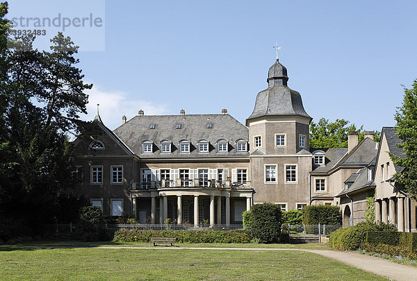 Schloss Garath  Sitz der Peter-Ustinov-Stiftung  Düsseldorf  Nordrhein-Westfalen  Deutschland  Europa