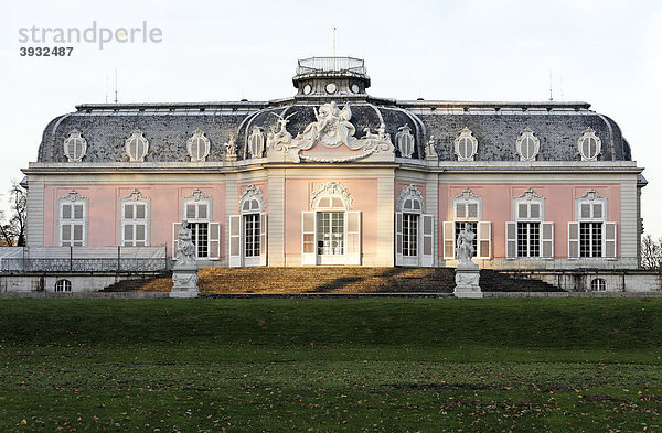 Schloss Benrath  Gartenfront  Rokoko-Stil  Düsseldorf  Nordrhein-Westfalen  Deutschland  Europa
