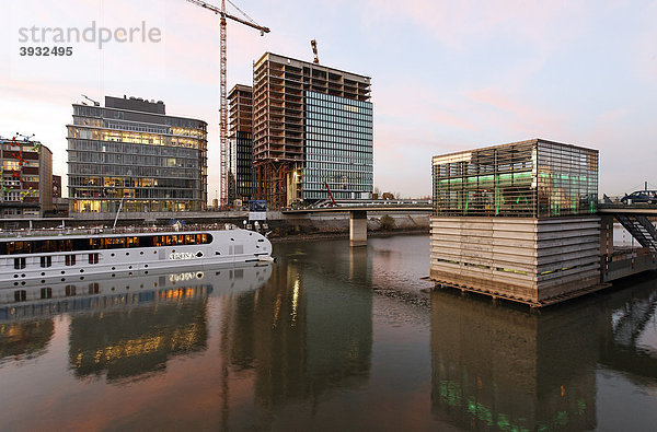 Medienhafen mit Hotelschiff  Hochhaus im Bau  Abendstimmung  Düsseldorf  Nordrhein-Westfalen  Deutschland  Europa