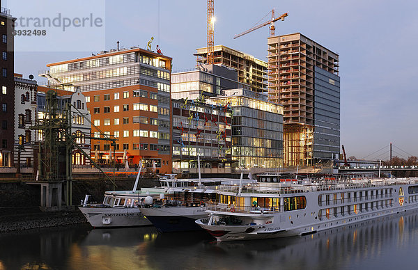 Hotelschiffe ankern am Kai der Speditionsstraße  Abendstimmung  Medienhafen  Düsseldorf  Nordrhein-Westfalen  Deutschland  Europa