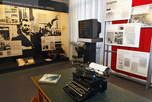 Mahn- und Gedenkstätte für die NS-Opfer  Remington-Noiseless Schreibmaschine der Gestapo  Düsseldorf  Nordrhein-Westfalen  Deutschland  Europa