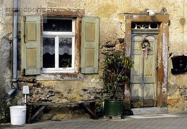Eingang zu einem alten Bauernhaus  baufällige Fassade  Eifel  Rheinland-Pfalz  Deutschland  Europa