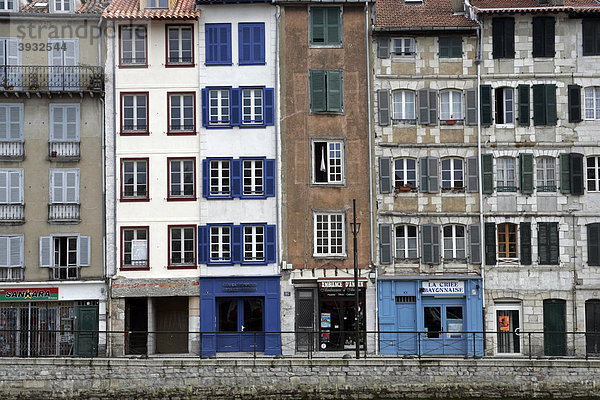 Häuser mit Fensterläden  Bayonne  Aquitanien  Frankreich  Europa