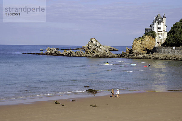 Strand  Schloss  älteres Paar  Biarritz  Aquitanien  Atlantikküste  Frankreich  Europa