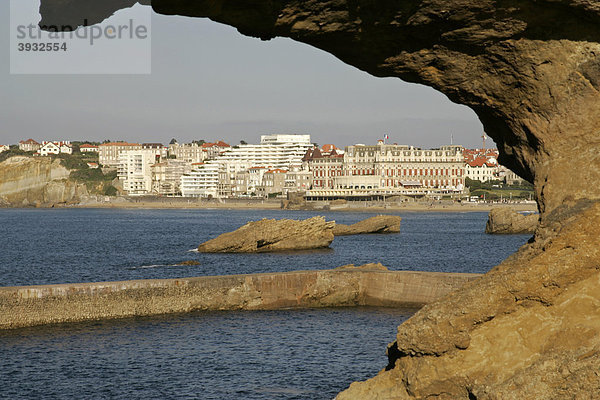 Stadt am Wasser mit Hotel  Yachthafen  Biarritz  PyrÈnÈes-Atlantiques  Aquitanien  Atlantikküste  Frankreich  Europa