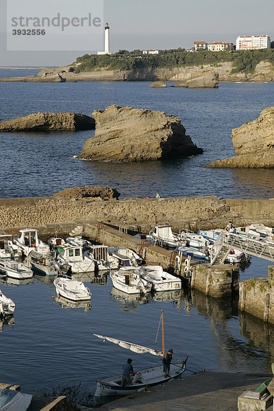 Stadt am Wasser mit Yachthafen  Leuchtturm  Biarritz  PyrÈnÈes-Atlantiques  Aquitanien  Atlantikküste  Frankreich  Europa