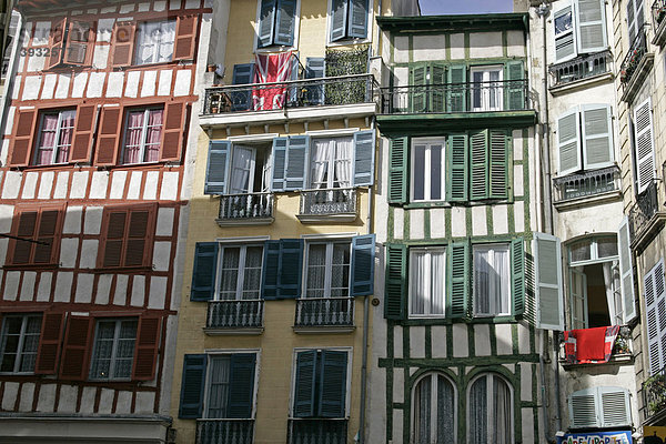Kreuzholz-Fachwerkhäuser mit Fensterläden  Bayonne  Aquitanien  Frankreich  Europa