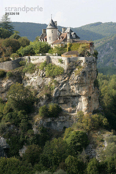 Chateau auf Felsklippe über dem Tal  Dordogne  Aquitanien  Frankreich  Europa