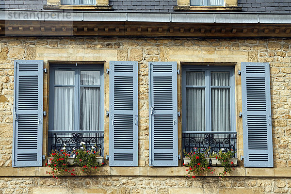 Fensterläden  Blumenkästen  Sarlat  Dordogne  Aquitanien  Frankreich  Europa