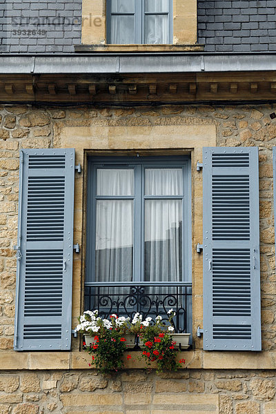 Fensterläden  Blumenkästen  Sarlat  Dordogne  Aquitanien  Frankreich  Europa