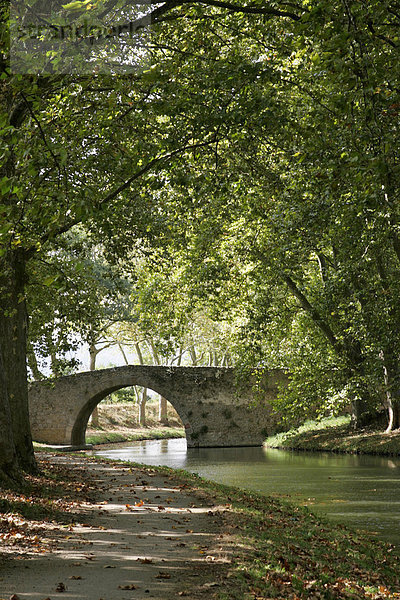 Kleine Brücke  Canal du Midi Kanal  Trebes  Carcassonne  Aude  Frankreich  Europa