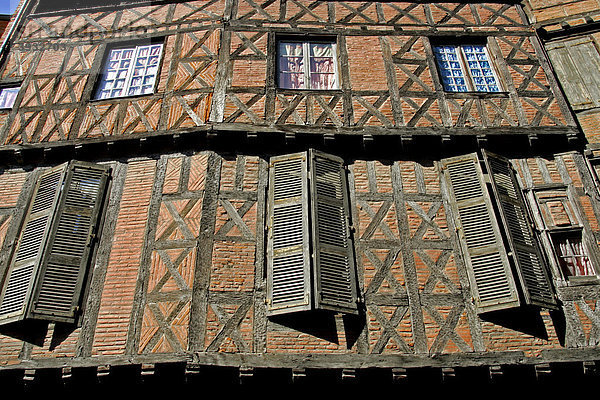 Kreuzholz-Fachwerkhaus mit Fensterläden  Albi  Frankreich  Europa