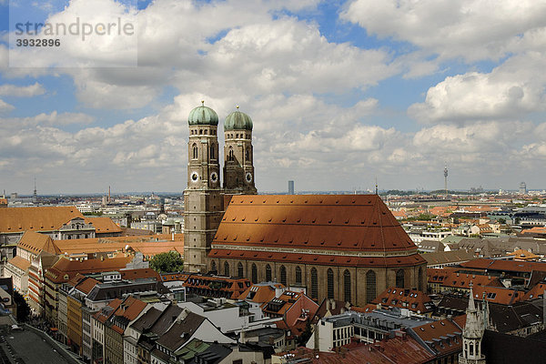 Blick auf München und die Frauenkirche vom Alten Peter  Kirchturm  München  Bayern  Deutschland  Europa