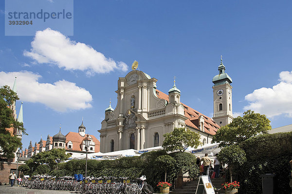 Heilig-Geist-Kirche am Viktualienmarkt  München  Bayern  Deutschland  Europa