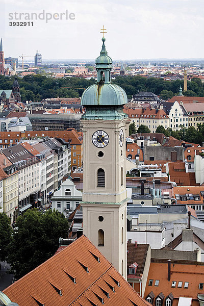 Blick auf München und auf den Turm der Heilig-Geist-Kirche vom Alten Peter  Kirchturm  Bayern  Deutschland  Europa