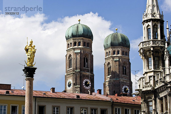 Blick auf Mariensäule und die Frauenkirche vom Alten Peter  Kirchturm  München  Bayern  Deutschland  Europa