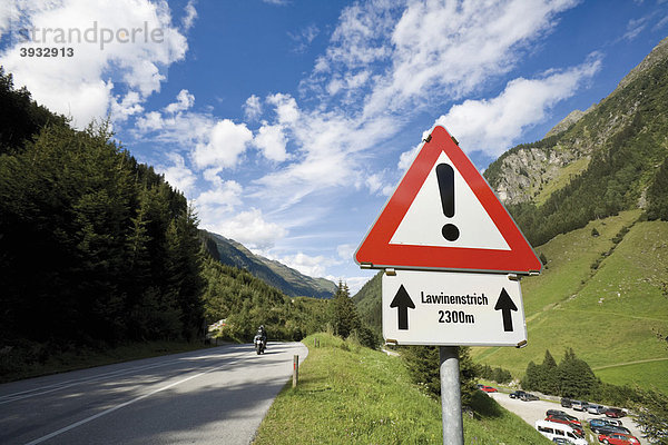 Warnschild vor Lawinen an der Straße zum Schlegeisstausee  Zillertal  Österreich  Europa