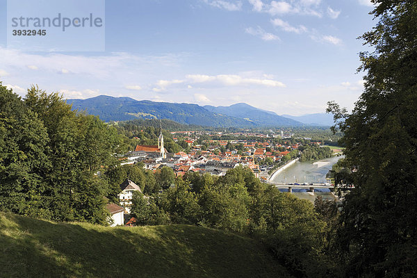 Blick auf Bad Tölz und die Isar vom Kalvarienberg  Oberbayern  Bayern  Deutschland  Europa