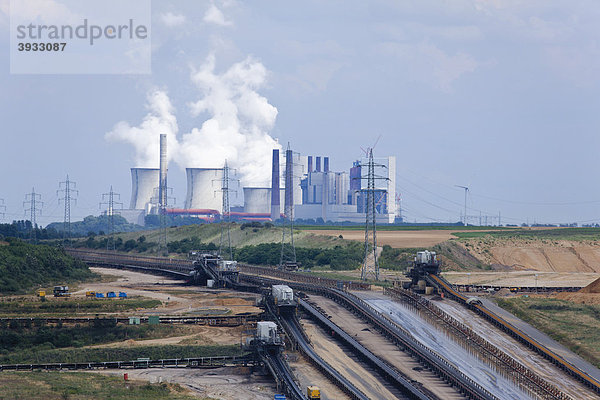 Fernblick auf das Braunkohlekraftwerk Neurath RWE bei Grevenbroich  Nordrhein-Westfalen  Deutschland  Europa