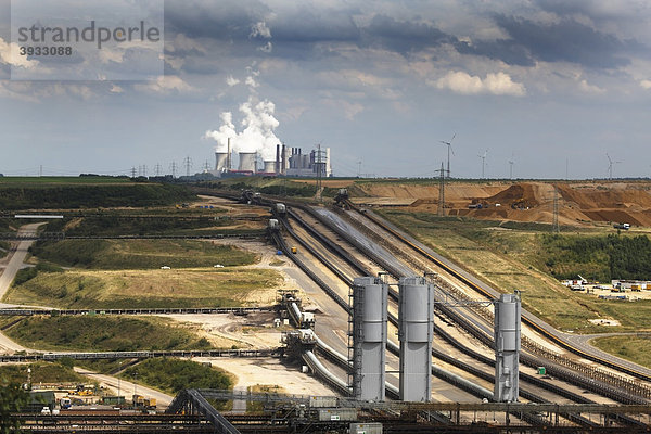 Fernblick auf das Braunkohlekraftwerk Neurath RWE bei Grevenbroich  Nordrhein-Westfalen  Deutschland  Europa