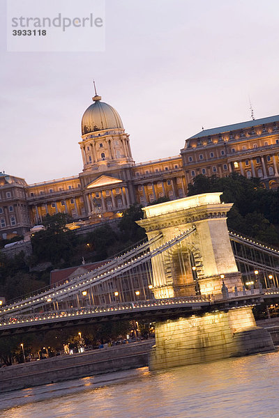 Kettenbrücke und Burgberg  Abenddämmerung  Budapest  Ungarn  Osteuropa
