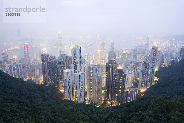 Panoramablick vom Victoria Peak  nachts  Hong Kong Island  Hongkong  China  Asien