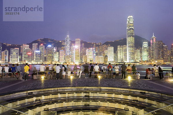 Aussichtspunkt Kowloon Public Pier  nachts  Hong Kong Skyline  Hongkong  China  Asien