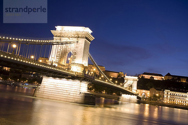 Kettenbrücke und Donau bei Nacht  Budapest  Ungarn  Osteuropa