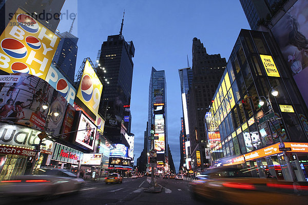 Times Square am Abend  Manhattan  New York City  NYC  USA  Vereinigte Staaten von Amerika