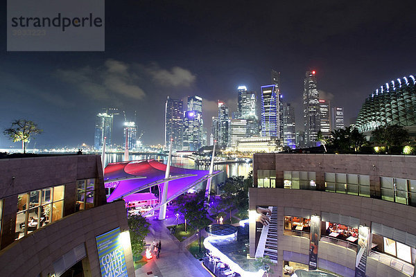 Kulturzentrum Esplanade und beleuchtete Skyline  Singapur  Asien