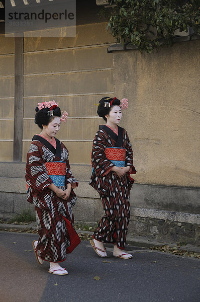 Frauen im Kimono  Prozession durch das Wohnviertel  Kyoto  Japan  Asien