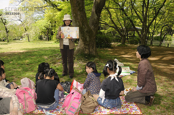 Christliche Minderheit bei einem Kindergottesdienst im Freien  Kyoto  Japan  Asien