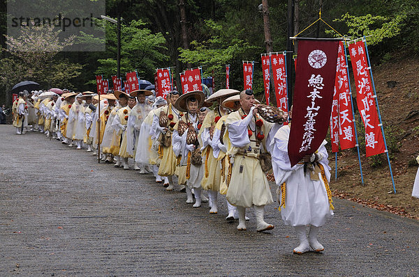 Yamabushi  Bergasketen  stellen sich bereit für die Prozession zum Feuerplatz vor ihren Tempel  Iwakura  Kyoto  Japan  Ostasien  Asien