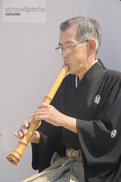 Japaner spielt auf der Bambusflöte am Kamo Ufer  Kyoto  Japan  Ostasien  Asien