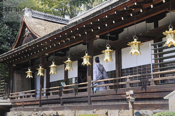 Shintoistischer Priester geht im Kamigamo Schrein in Kyoto  Japan  Ostasien  Asien