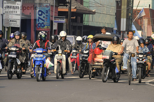 Rikschafahrer im Straßenverkehr  Jogyakarta  Mitteljava  Indonesien  Südostasien  Asien