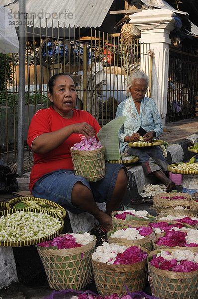 Blütenverkäufer vor dem Wochenmarkt in Jogyakarta  Mitteljava  Indonesien  Südostasien  Asien