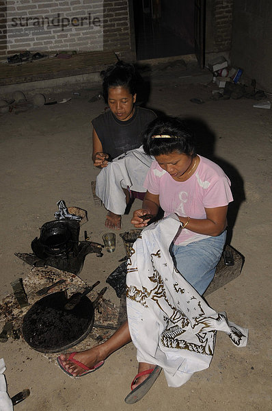 Arbeiter in Batikmanufaktur in der Nähe von Jogyakarta  Mitteljava  Indonesien  Südostasien  Asien