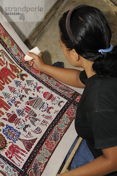 Arbeiterin in Batikmanufaktur in der Nähe von Jogyakarta  Mitteljava  Indonesien  Südostasien  Asien