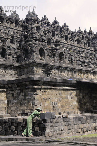 Steinmetzarbeiten  Restaurierung des Borobudur  Yogjakarta  Java  Indonesien  Südostasien